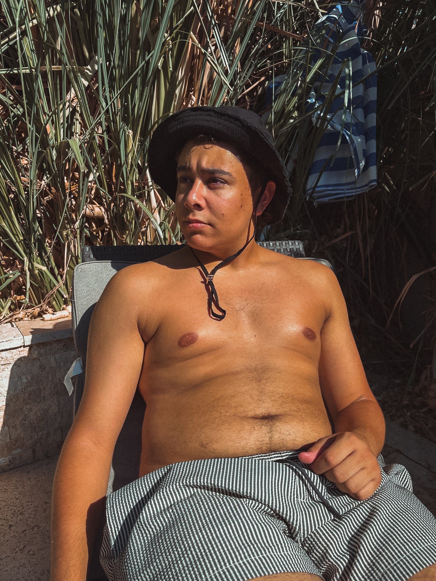 Photo bob artichaut noir par un homme de face