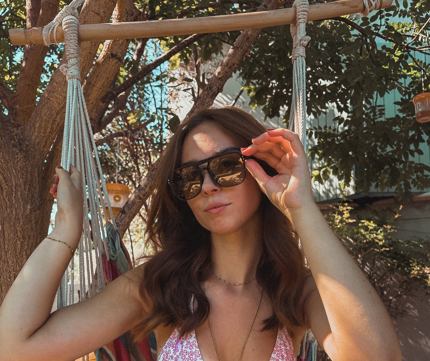 Photo lunette de soleil retro 90 marron par une femme