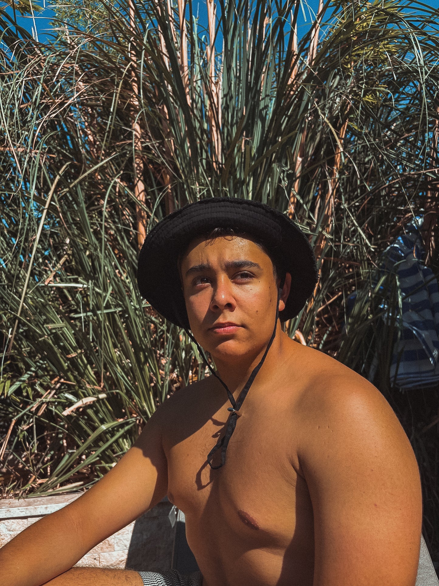 Photo bob artichaut noir par un homme de côté