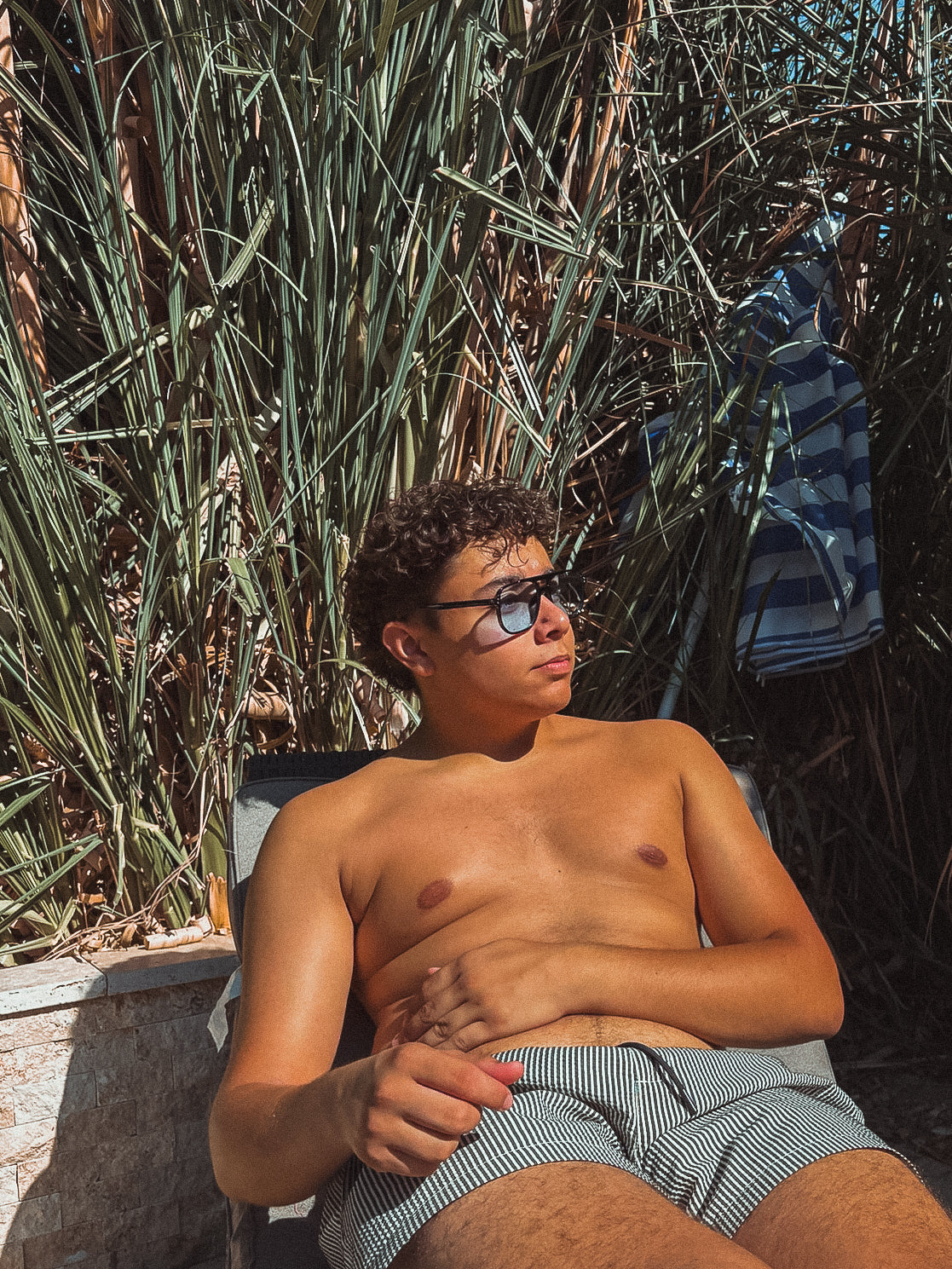 Photo lunette de soleil retro 90 bleu par un homme