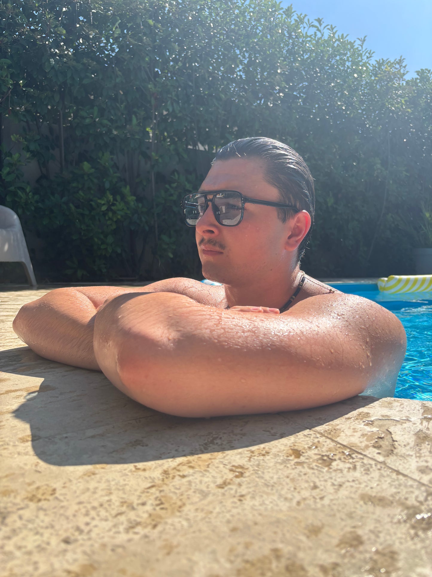 Photo lunette de soleil retro 90 bleu par un homme de côté
