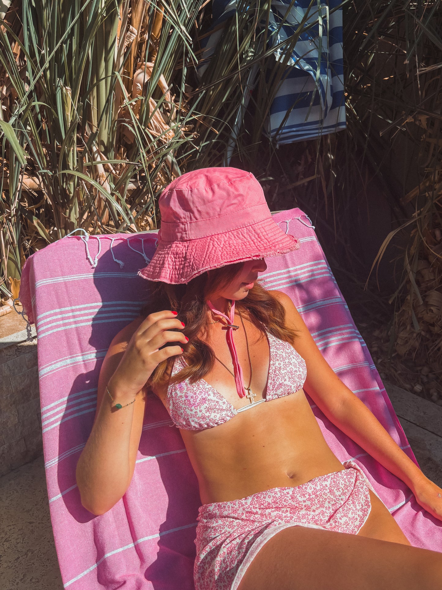 Photo bob artichaut rose par une fille allongé sur transat
