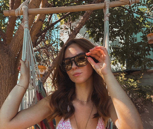 Photo lunette de soleil retro 90 marron par une femme