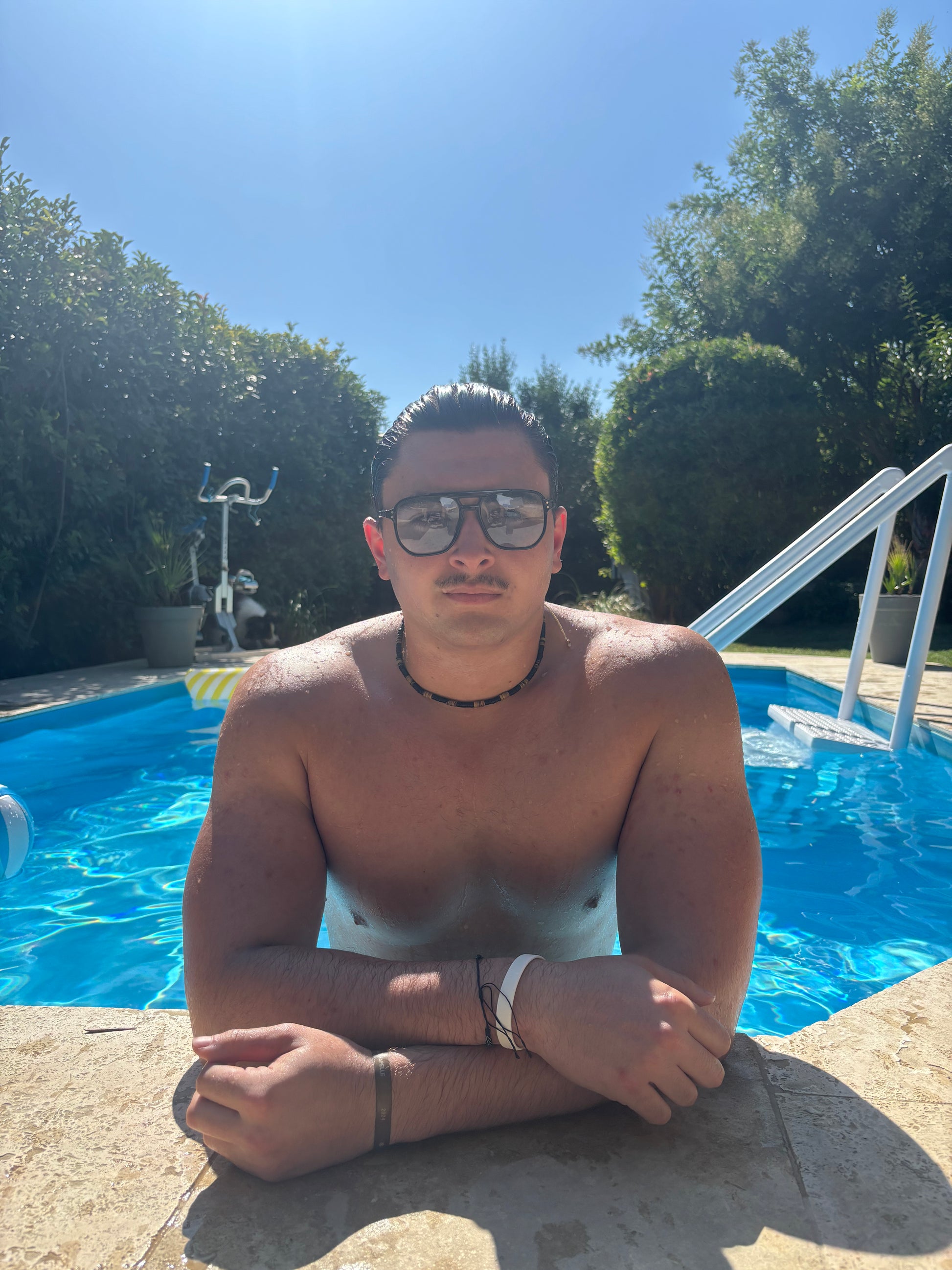 Photo lunette de soleil retro 90 bleu par un homme de face